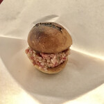 ビストロラドレ - 会津産馬肉のタルタルのハンバーガー