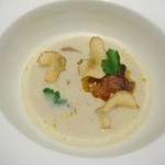 シュマン - フランス産鴨フォワグラのポアレと田舎より届いた菊芋の
      温かいヴルーテスープ　国産栗添え