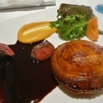 シュマン - 冬ジビエ、エゾ鹿肉と鴨フォワグラの熱々パイ包み焼き
      