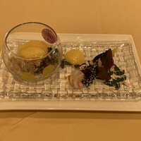 エンパイア・グリル - “ディズニー・ハロウィーン” エンパイア・グリル・ランチ ■カンパチのハーブマリネとアマランサスシード 黄色ビーツのエスプーマ　(2021/10)