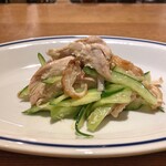 スガハラ - 岩手 ほろほろ鳥 胸肉と米沢 きゅうりのサラダ（アップ）