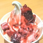 Hakutsuru Mika Gemizu - 酒蔵甘酒ソフトクリーム ベリーベリー