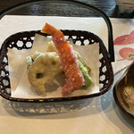 Mayudama - 揚げ物　天ぷら盛り合わせ　お塩(岩塩かな？)でいただきます。