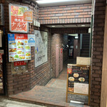 焼肉店 ナルゲ - 煉瓦ビル入口