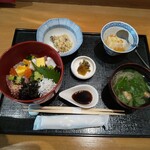 お料理 とみやま - 海鮮丼　副菜付きます付きます