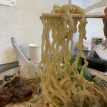 らー麺　Do・Ni・Bo - ちぢれ麺をリフト⤴️