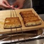 馳走 啐啄一十  - ⑥炭火焼き川下り鰻(京都府丹後産)
      産卵期は初夏～晩秋、マリアナ海嶺で産卵
      5年~15年掛けて成熟、旬は秋～晩秋
      鰻の脂で身の表面を揚げ焼きにするのだが、爆ぜる泡の大きさをコントロールするのがポイント