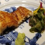 馳走 啐啄一十  - ⑥炭火焼き川下り鰻(京都府丹後産)、胡瓜生酢
      鰻から滲み出た脂で身の表面を軽く揚げ焼きにしつつも中はフワッとしています
      海鰻とは異なり川鰻は長生きの個体が多く滋味深さと泥の香りに野性味を感じます