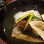 馳走 啐啄一十  - ⑦虎魚と松茸の利尻昆布&血合い抜き鮪節のお椀
      利尻昆布出汁は透明感がありながらも輪郭がはっきりしたキレのある味わい
      血合いを取り除いた鮪節は透明感と濃い旨みを両立します
      