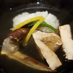 馳走 啐啄一十  - ⑦虎魚(広島県豊島産、寝かせ無し)と松茸(長野県産)の利尻昆布&血合い抜き鮪節のお椀
      身は河豚と同じく低脂肪だから出汁に脂が滲まず、身の旨みをじっくり堪能
      松茸の薫りもあわせて楽しみました