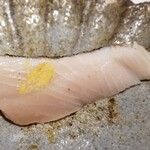 馳走 啐啄一十  - ⑬鰆(山口県産、5日寝かせ)、和辛子載せ
      産卵期は春～初夏、旬は秋～冬
      白身でも赤身でもなく、飴色の穏やかな色合い
      身が軟らかく、しっとりと脂がのり味わい深い旨み