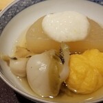 馳走 啐啄一十  - ⑭島大根(長崎県産)、車海老(長崎県産)の真薯、黒鮑(山口県周防大島産)の真昆布と鰹節出汁のお椀
      車海老の甘みが溢れる真薯、90℃で4時間煮られた黒鮑は軟らかく旨みもバッチリ