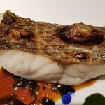 馳走 啐啄一十  - ⑮黒鯥(静岡県駿河湾産、サスエ前田魚店)
      この日は水分を残したふっくらとした焼き方で、箸を入れると蒸気が立ち昇り、皮はパリパリ、脂の活性化した旨みが抜群
      でも水分は滲み出ないという絶妙さ