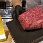 馳走 啐啄一十  - ⑯榊山牛(広島県熊野産、32ヶ月生体熟成、雌)
      ①32ヶ月以上の長期肥育(生体熟成)、②自牧場での餌の配合、③ストレスのない牛舎の整備、などコストと手間を掛けて飼育されています