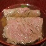 馳走 啐啄一十  - ⑯榊山牛(広島県熊野産、32ヶ月生体熟成、雌)の出汁(真昆布&いりこ、鰹節、鯖節、あご節)しゃぶ(広島市安佐南区の湧水)
      肉の味が強い！ので出汁しゃぶが好み
      生体熟成すると脂の融点が下がり口溶けが凄い