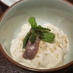 馳走 啐啄一十  - ⑲白胡麻プリンの小豆餡載せ
      モチモチぶるぶるな食感と控えめな甘さ
      滑らかな口溶け
      こし餡も溶ける様な円やかさ
      白胡麻の香りが宴の終演を彩ります