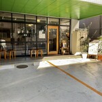 リバティ サンド - グリーンの天井とガラス張りが印象的な店