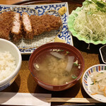 Tonkatsu Kirishima - ご飯、味噌汁、ダイコン、キャベツ、塩つき