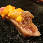 鳥茂 - 和牛のステーキ アンチョビ＆雲丹一緒載せ1