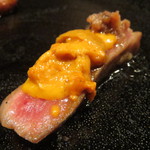 鳥茂 - 和牛のステーキ アンチョビ＆雲丹一緒載せ2