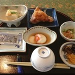 花遊膳 - 朝食。これにうどんとご飯が着きます。真ん中の卵が食欲をそそります。福井県小浜市。