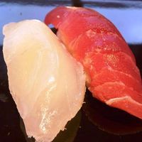 寿司割烹 「ともづな」 ヒルトン福岡シーホーク - 鮪と平目・・ネタは普通です。握りがユルイのでシャリが手に付きますね。 