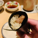 鮨 由う - ・カマトロの炙り手巻き