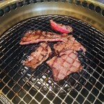 飛騨牛焼肉・韓国料理 丸明 - カルビを焼いています⁽⁽٩(๑˃̶͈̀ ᗨ ˂̶͈́)۶⁾⁾