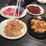 飛騨牛焼肉・韓国料理 丸明 - テッチャンが好物の父、箸が出ます（笑）