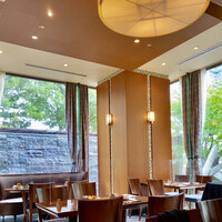 クロスダイン - 滝と緑が見える店内