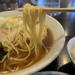 煮干し中華 八 - 麺は中細のストレート麺。パツンと歯切れの良い食感。