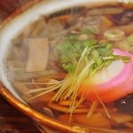 そば処 薬師 - 「山菜そば（温）」左側からの撮影です(11/27UP)