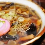そば処 薬師 - 「山菜そば（温）」右側からの撮影です(11/27UP)