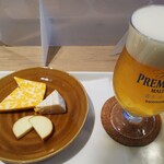 グランドゥ アムール - 生ビールとチーズ盛り合わせ       500円