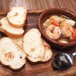 グリルキング - エビとキノコのアヒージョ  バケット添え
