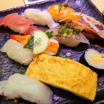 さんきゅう水産 - 令和3年10月 ランチタイムサービスセット
にぎり10貫＋赤だし 869円