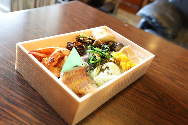 ある初秋のもりもりおかずセット 1 500円 イトヨリダイの塩焼き 海老の山椒焼き By 趣味は食 おかず屋 ゆきの 福山 弁当 食べログ