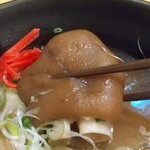 Yama Goya Kafe Kaze No Michi - 島豚３種のせ沖縄そばの豚足みたいな肉