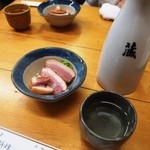 川栄 - 付き出しの「合鴨ロースの燻製」＆熱燗W