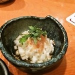 樽見 - お通し　山芋に梅、ナンコツ、なめ茸などが和えられていました。美味い～