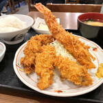 巣鴨ときわ食堂 - 広島県産極上カキフライ定食と名物のエビフライ