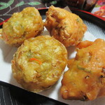 Warung Berkah Jaya - BakwanとTahu Isiをサービスでいただきました