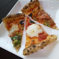 The Kitchen Salvatore Cuomo NAGOYA - ビュッフェのピザ（左右　スモークベーコンとブロッコリー、中央　マルゲリータ）
