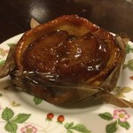 CALVA - 『タタン姉妹が間違えて作ったアップルパイ。 　リンゴを丸ごと半分入れ、外はカリッとキャラメリゼ、中はジューシーな焼き上がり。』