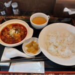 天府之國 - 麻婆豆腐のセット。スープ、搾菜とご飯(おかわり無料)がつく