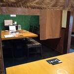 仔牛屋 - テーブル席は暖簾で半個室仕様。
