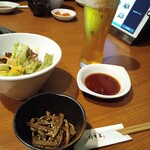 仔牛屋 - サラダ、つきだし、生中。