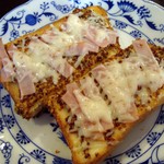 レヴェリー - ハムチーズトースト　お皿はLIFE GALLERY by ZUITO