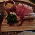 冷皿：鰤柚香鮨、鶉山椒焼、柿膾