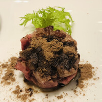 鉄板焼katakago - 黒毛和牛のハッシュドビーフ。両面を焼き、イタリア産の白トリュフの粉末を振りかけます。これはウンマイ。お代わりする方も多いのだとか